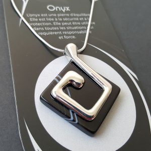 Collier symbole de la Terre sur Onyx